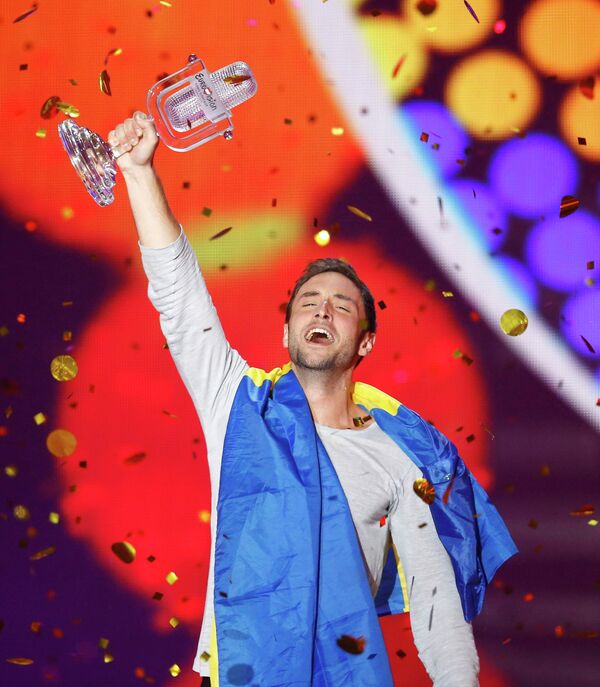 Mons Selmerlev predstavnik Švedske sa nagradom u ruci - Sputnik Srbija