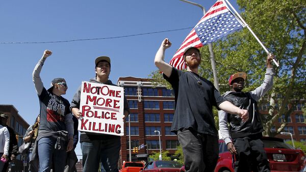 Protesters walk outside the Justice Center following the not guilty verdict for Cleveland police officer Michael Brelo on manslaughter charges in Cleveland, Ohio, May 23, 2015 - Sputnik Srbija