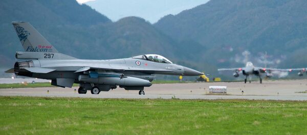 Авион, вежеб на Арктику - Sputnik Србија