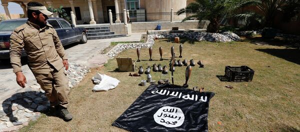 Застава терористичке организације Исламска држава и муниција - Sputnik Србија