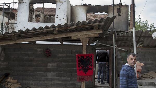 Албанска застава на порушеној кући у Куманову, Македонија 11. мај 2015 - Sputnik Србија