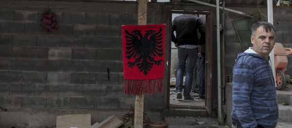 Албанска застава на порушеној кући у Куманову, Македонија 11. мај 2015 - Sputnik Србија