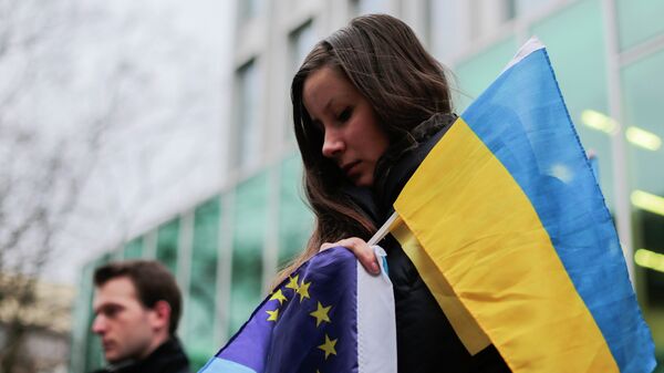 Demonstranti nose zastave Ukrajine i EU - Sputnik Srbija