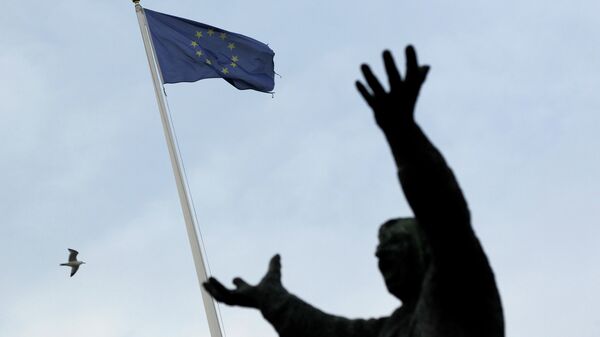 Zastava Evropske unije koje se vijori pored spomenika Džejmsu Larkinu u dablinu, Irska - Sputnik Srbija