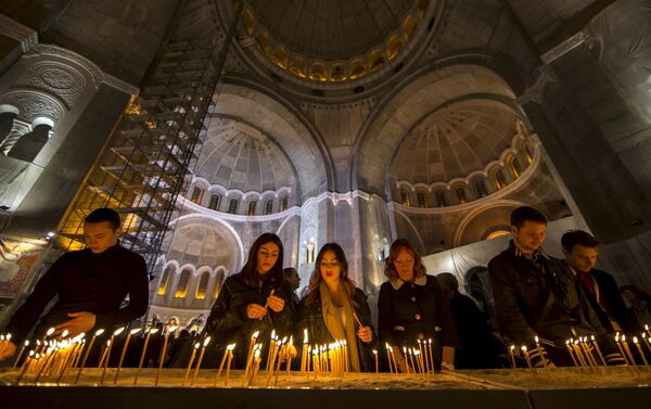 Ljudi pale sveće u hramu Svetog Save u Beogradu - Sputnik Srbija