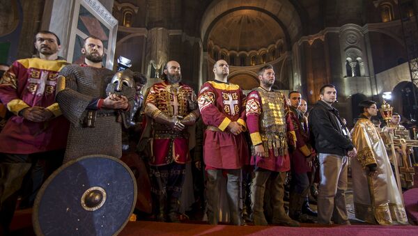 Мушкарци обучени као српски витезови присуствују литургији на православни Ускрс у храму Светог Саве у Београду - Sputnik Србија