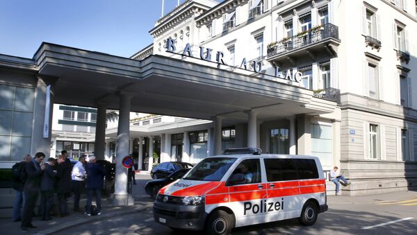Полиција испред хотела Баур ау Лак у Швајцарској, приликом хапшења званичника Фифа - Sputnik Србија