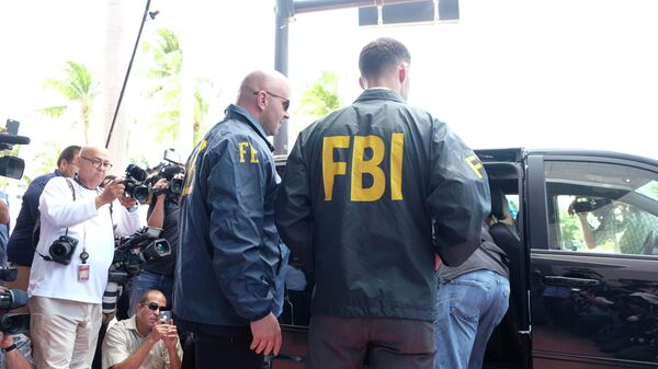 FBI agenti zaplenjuju kompjutere i diskete iz kancelarije Konkakafa, fudbalskog saveza severne amerike,na Floridi - Sputnik Srbija