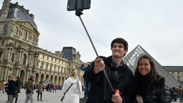Туристи се сликају у Паризу - Sputnik Србија