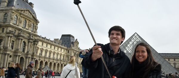 Туристи се сликају у Паризу Туристи се сликају у Паризу - Sputnik Србија