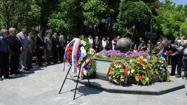 Polaganje venaca civilnim žrtvama u Varvarinu nastradalim u NATO agresiji 1999.godine  - Sputnik Srbija