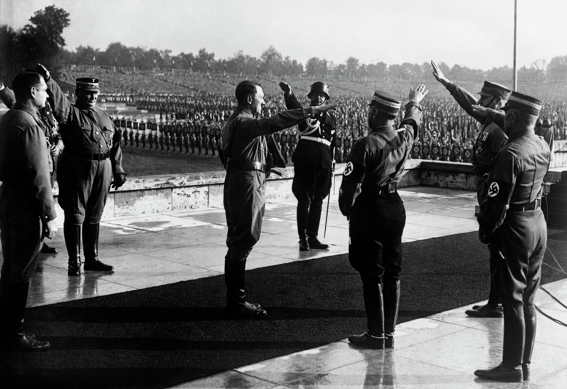 Нацистички официри позрављају Адолфа Хитлера на војној паради 1938 у Немачкој - Sputnik Србија, 1920, 09.05.2022