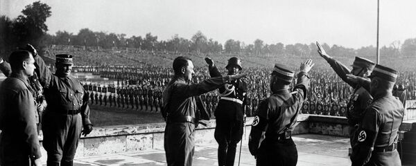 Nacistički oficiri pozravljaju Adolfa Hitlera na vojnoj paradi 1938 u Nemačkoj - Sputnik Srbija