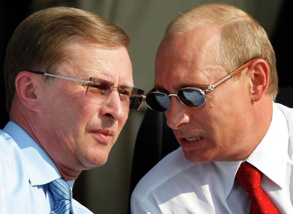 Mnogo ljudi tvrdi da Putin odluke donosi sam Mnogo ljudi tvrdi da Putin odluke donosi sam - Sputnik Srbija