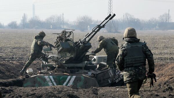 Ukrainian servicemen take position at the front line outside Kurahovo, in the Donetsk region of Ukraine, Wednesday, March 11, 2015 - Sputnik Srbija