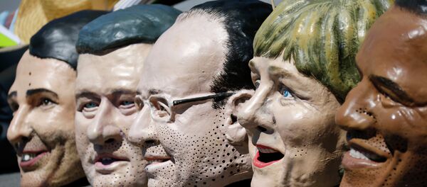 Protest protiv G7 u Nemačkoj - maske sa likovima lidera država-članica G7 - Sputnik Srbija