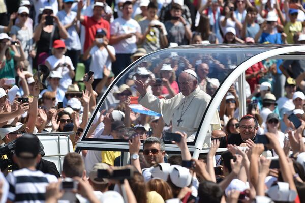 Процењује се да је папу у Сарајеву дочекало више од 60 хиљада ходочасника Процењује се да је папу у Сарајеву дочекало више од 60 хиљада ходочасника - Sputnik Србија
