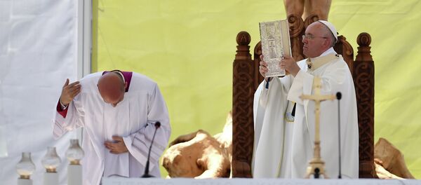 Papa Franja služi misu - Sputnik Srbija