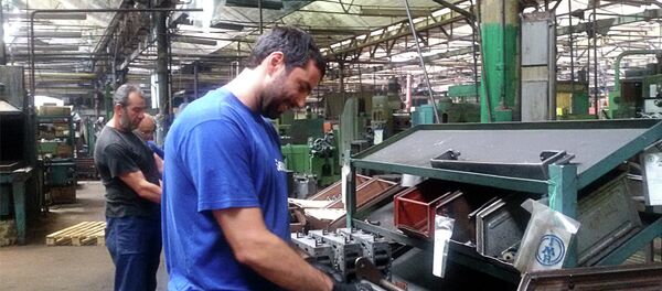 Најмлађи радници надају се продаји фирме јер, кажу, другог посла, нема - Sputnik Србија