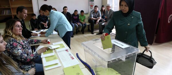A Turkish woman casts her ballot as she votes in Turkey's general election at a polling station in a primary school in Ankara on June 7, 2015 - Sputnik Srbija