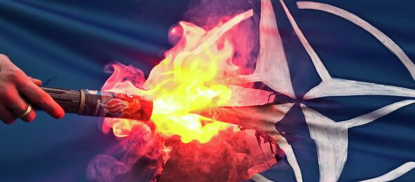 Паљење НАТО заставе бакљом на протесту против ове организације - Sputnik Србија