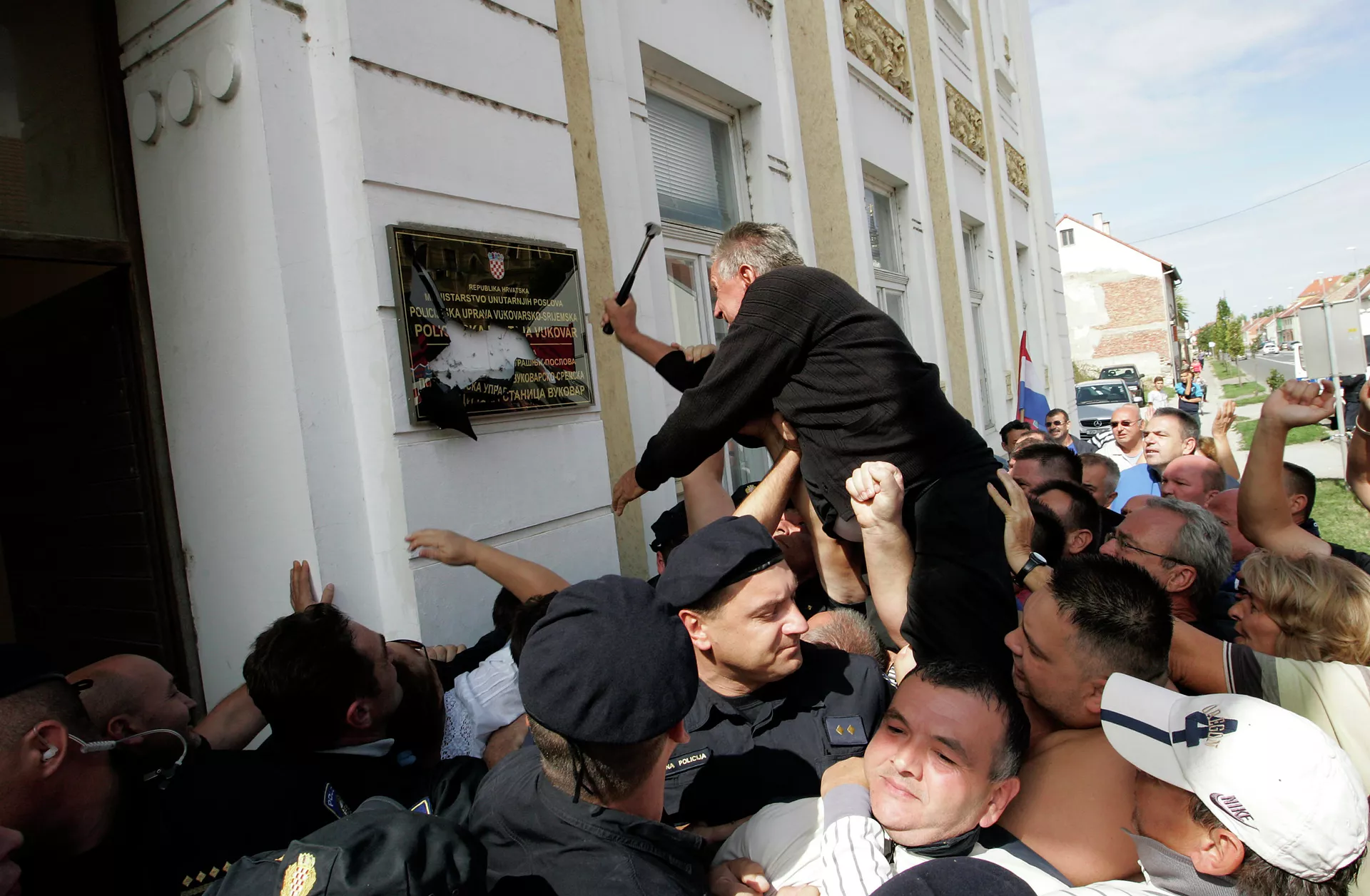 Насиље над сопственим језиком у име „равноправности“ – је ли се Србија обавезала на тај „пртљаг“ Насиље над сопственим језиком у име „равноправности“ – је ли се Србија обавезала на тај „пртљаг“ - Sputnik Србија, 1920, 01.04.2021