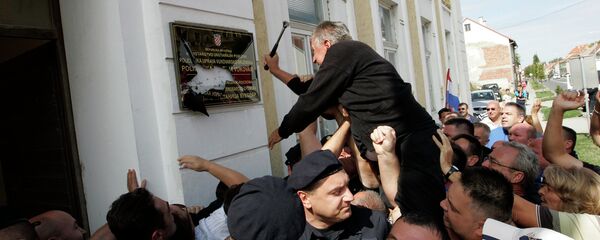 Lomljenje ćirilične table u Vukovaru Lomljenje ćirilične table u Vukovaru - Sputnik Srbija