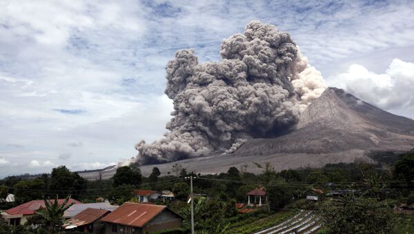 Vulkan Sinabug u zapadnoj Indoneziji - Sputnik Srbija