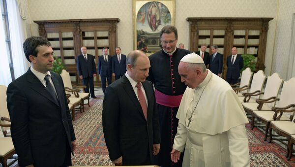 Poglavar Rimokatoličke crkve papa Franja i predsednik Ruske Federacije Vladimir Putin - Sputnik Srbija