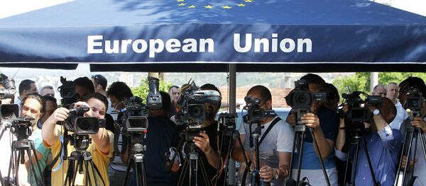 Медији под кишобраном ЕУ, преговори македонских лидера са Јоханесом Ханом Медији под кишобраном ЕУ, преговори македонских лидера са Јоханесом Ханом - Sputnik Србија