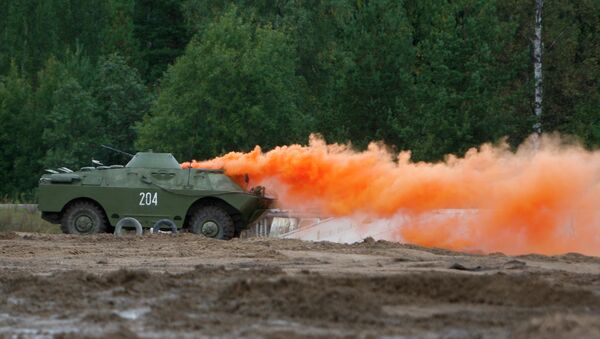 Oklopno vozilo ruske vojske postavlja dimnu zavesu - Sputnik Srbija