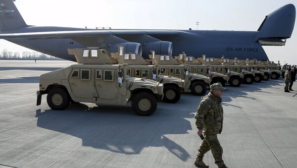 Ukrainian servicemen take part in a welcome ceremony for first plane from United State with non-lethal aid including ten Humvee vehicles to Ukraine at Borispol airport near Kiev, March 25, 2015. - Sputnik Srbija