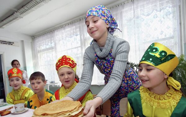 Za decu je nedelja najzanimljiviji dan jer im, pored tradicionalnih okruglih palačinki, majke peku testo u obliku ptica… - Sputnik Srbija