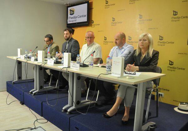 На промоцији су говорили повереник за информације од јавног значаја Родољуб Шабић, уредник новинске агенције Бета Иван Цвејић, редитељ Кокан Младеновић и стручњак за информационе технологије Жарко Птичек. На промоцији су говорили повереник за информације од јавног значаја Родољуб Шабић, уредник новинске агенције Бета Иван Цвејић, редитељ Кокан Младеновић и стручњак за информационе технологије Жарко Птичек. - Sputnik Србија