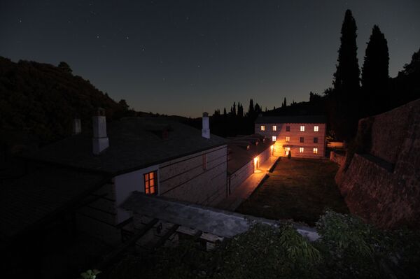 Хиландар - обновљена сенара под светлом звезда изнад Свете Горе - Sputnik Србија