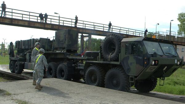 Војници посматрају истоваривање америчких пројектила типа патриот на северу Пољске - Sputnik Србија