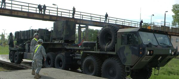 Vojnici posmatraju istovarivanje američkih projektila tipa patriot na severu Poljske - Sputnik Srbija