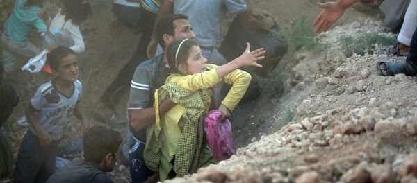 Izbeglice iz Sirije probile ogradu na granici sa Turskom bežeći od boraca Islamske države. - Sputnik Srbija