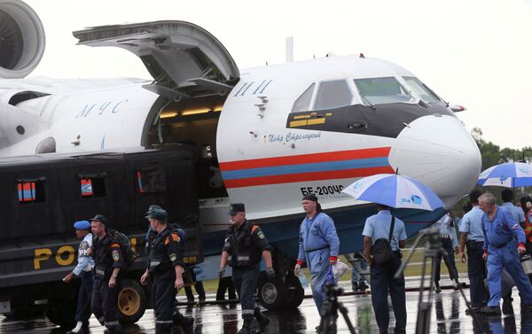 Руски спасиоци истоварују опрему са своје амфибијске летелице „беријев“ Бе-200 - Sputnik Србија