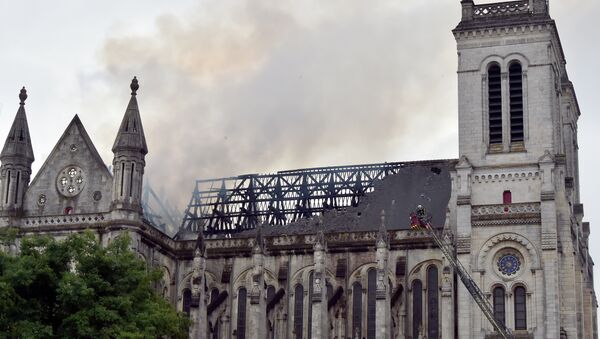 Изгорео кров базилике из 19. века у Нанту, Француска - Sputnik Србија