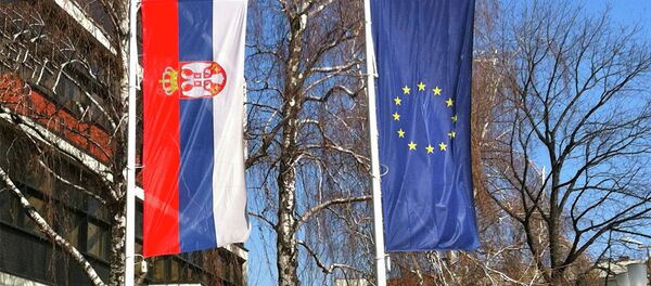 Zastave Srbije i EU - Sputnik Srbija