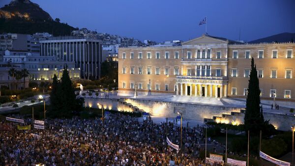 Protesters gather in front of the parliament during a pro-government rally calling on Greece's European and International Monetary creditors to soften their stance in the cash-for-reforms talks in Athens, June 17, 2015. - Sputnik Srbija