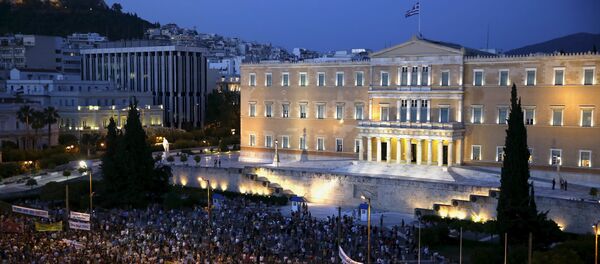 Protesters gather in front of the parliament during a pro-government rally calling on Greece's European and International Monetary creditors to soften their stance in the cash-for-reforms talks in Athens, June 17, 2015. - Sputnik Srbija