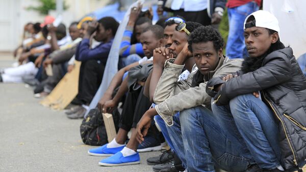Migranti čekaju na granici između Italije i Francuske u gradu Vintimiglia juna, 12, 2015 - Sputnik Srbija