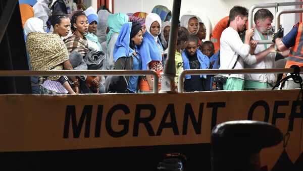 Мигранти чекају да се искрцају у сицилијанском лучком граду Аугуста, Италија, у недељу, 7. јуна 2015. године - Sputnik Србија