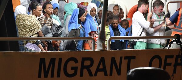 Migranti čekaju da se iskrcaju u sicilijanskom lučkom gradu Augusta, Italija, u nedelju, 7. juna 2015. godine Migranti čekaju da se iskrcaju u sicilijanskom lučkom gradu Augusta, Italija, u nedelju, 7. juna 2015. godine - Sputnik Srbija