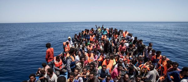 Migranti na palubi svog drvenog broda u blizini obale Libije 14. maj 2015 Migranti na palubi svog drvenog broda u blizini obale Libije 14. maj 2015 - Sputnik Srbija