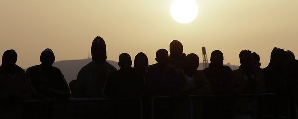 Мигранти чекаju да се искрцају Италији, лука  Месина, Сицилија - Sputnik Србија