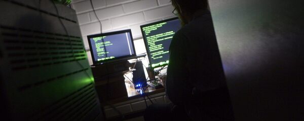 Čovek za kopjuterom u serverskoj sobi - Sputnik Srbija