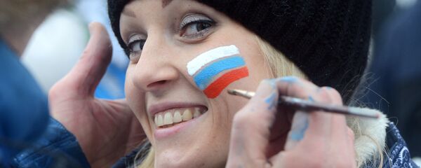 Младић слика  руску заставу на образу једне рускиње - Sputnik Србија